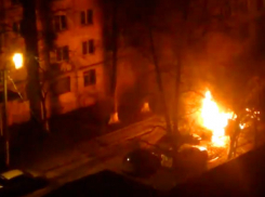 Видео горящих иномарок в Ростове вызвало утверждение о ночном поджоге