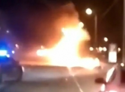 Охваченный адским пламенем грузовик «Coca-Cola» озарил вечернюю ростовскую трассу на видео