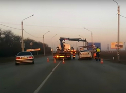 ДТП с иномаркой и такси на трассе в Ростовской области попало на видео