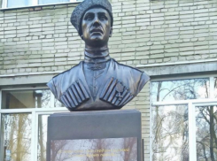 В Ростове коммунисты потребовали снести памятник белому офицеру Петру Врангелю