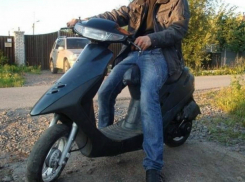 Забежав домой «по нужде» пьяный мужчина лишился припаркованного скутера во дворе Ростова