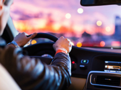 Спасенная молодым человеком девушка в автомобиле пристыдила «ржущих» мужчин в Ростове