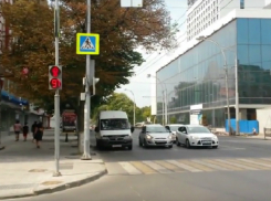 Безумные регулируемые перекрестки вынуждают ростовчан бросаться под колеса автомобилей