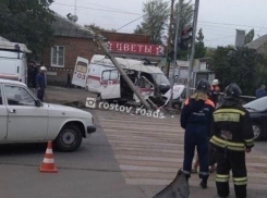 Несколько человек пострадали в ДТП с машиной скорой помощи в Ростове 