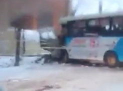 Страшные последствия столкновения маршрутки с деревом в Таганроге попали на видео