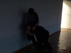Жестокую драку школьников под ободряющие крики одноклассников в Ростове сняли на видео