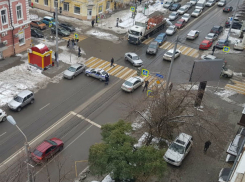 Перекрытая дорога в центре Ростова обрастает слухами