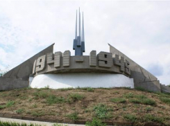 Полицейские задержали вандалов, осквернивших памятник в Новочеркасске