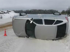 Молодой водитель погиб после удара «Лады» в рекламный столб на трассе под Ростовом 