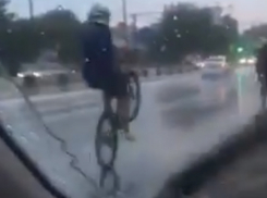 Развеселые трюкачи-велосипедисты на проспекте Стачки в Ростове попали на видео