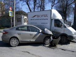 Иномарка врезалась в грузовую «Газель» на перекрестке в центре Ростова