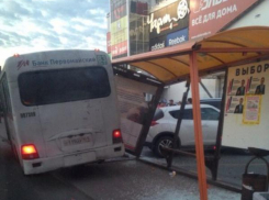 Маршрутка протаранила остановку в Ростове
