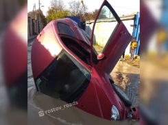 В Ростове-на-Дону иномарка с тремя пассажирами провалилась в яму