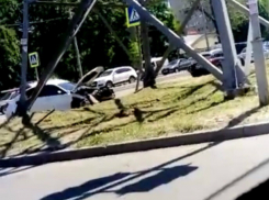 Машины раскидало по дороге после жесткого лобового удара в Ростове