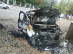 На Театральной площади в Ростове после аварии сгорел автомобиль