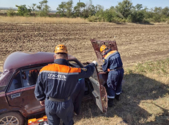 Спасателям пришлось вызволять пассажирку из автомобиля после ДТП в Ростовской области