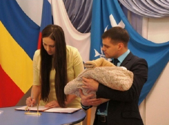 Мальчик с богатырским именем оказался юбилейным новорожденным в Азове