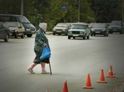 Серьезные травмы под колесами иномарки получила пешеход-нарушитель в Ростовской области
