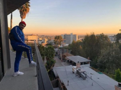 Ростовский рэпер Баста «отжигает» на берегу Тихого океана