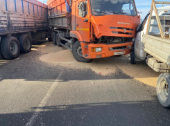 На Левом берегу в Ростове столкнулись четыре КАМАЗа и «Газель»