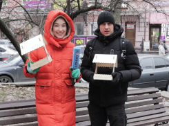 Кормушки для птиц в центре города повесили «Блокнот Ростов» и общественник