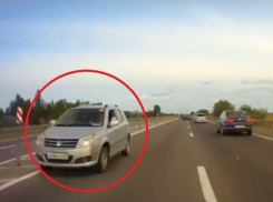 Проезд деда по встречной полосе под Ростовом шокировал автомобилистов и попал на видео