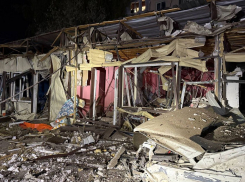 Разрушены дома, ранен человек: последствия массовой атаки БПЛА в Ростовской области 