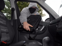 Из автомобиля ростовчанина на парковке торгового центра похитили два мобильных телефона и деньги 