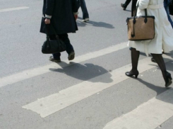 Водитель ВАЗа сломал позвоночник, переходившей дорогу по «зебре» женщине под Ростовом