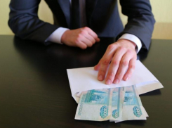 В Ростове осудили адвоката за передачу взятки в 3 млн рублей полицейскому