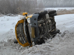 Съехавшая со скользкой проезжей части пассажирская «Газель» перевернулась на трассе под Ростовом