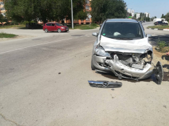 В Ростове «Газель» влетела в дерево после столкновения с иномаркой