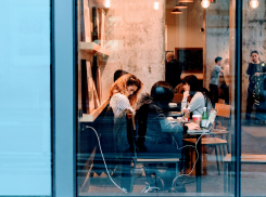 Запрет на работу кафе и ресторанов в ночное время потребовали отменить в Ростовской области