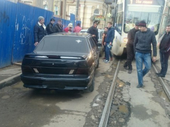 Машину, мешавшую проехать трамваю в Ростове, перенесли пассажиры