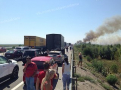 Из-за загоревшейся фуры на выезде из Ростова образовалась многокилометровая пробка