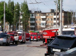 В Ростове десятки пожарных пытаются потушить горящую сауну