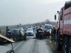 Один мужчина погиб, другой пострадал в жестком столкновении на встречке автомобилей в Ростовской области