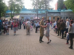 Мужчин в военной форме и женщин в старинных нарядах приглашают в парк Ростова для погружения в атмосферу 1945 года