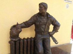 В Ростове на Соборном установили памятник сантехнику 