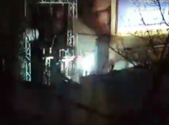 Жуткий пожар на электроподстанции рядом с магазином «Прогресс» в Ростове попал на видео