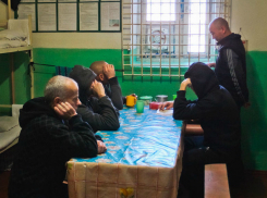 Порадовать запрещенными таблетками решил мужчина заключенного в Ростовской области