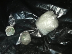 В Новочеркасске сотрудника колонии пырнули ножом при задержании