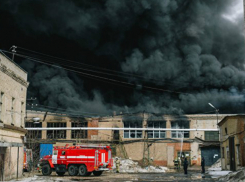 Цех по производству стеклотары тушили более 30 пожарных под Ростовом