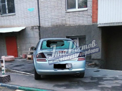 Жильцы многоэтажки продырявили припаркованный под их окнами автомобиль в Ростове