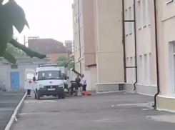 В Ростове из окна школы № 17 выпал подросток