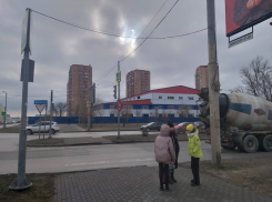 Появилось видео наезда бетономешалки на школьницу в Ростове 