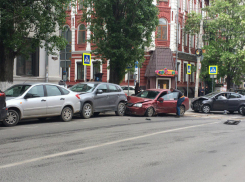 Массовую аварию с пятью автомобилями спровоцировала невнимательная водительница в центре Ростова