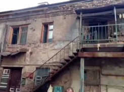 Ремонт «кричащего» о необходимом сносе дома закончился пробитым насквозь автомобилем в Ростове