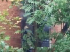 Съедающий пластиковые окна и «глаза соседей» пожар в многоэтажке Ростова попал на видео