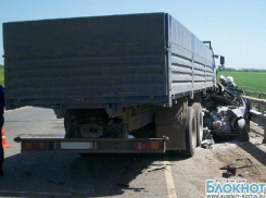 В Ростовской области легковушка, выехав на встречку, влетела под КамАЗ
